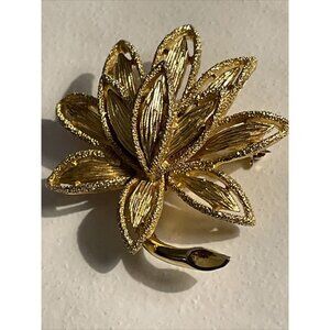 Vintage‎ Avon 1971 Precious Pretenders Gold Wash Flower Lotus Blossom Pin Brooch